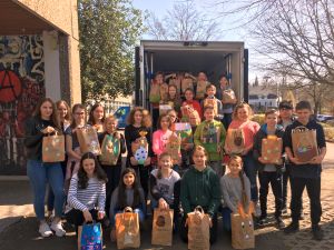 Reich gefüllte Tüten zur Unterstützung der Tafel